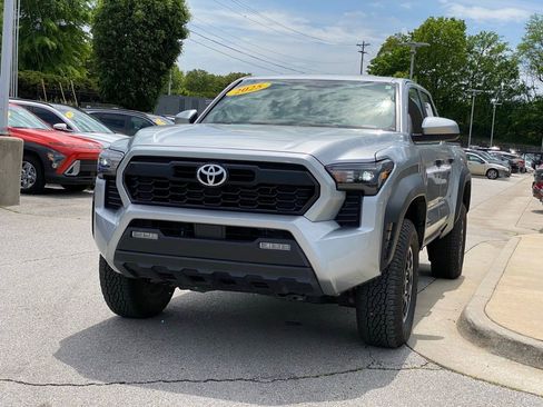 Used 2025 Toyota Tacoma TRD Off-Road AWD/4WD image 3