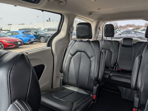 Used 2023 Chrysler Pacifica Touring-L FWD image 12