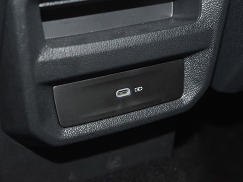 Certified 2025 Volkswagen Taos SE w/ Panoramic Sunroof Package image 18