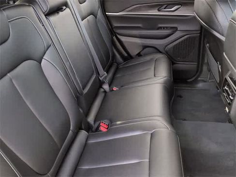 Used 2023 Jeep Grand Cherokee Limited image 21