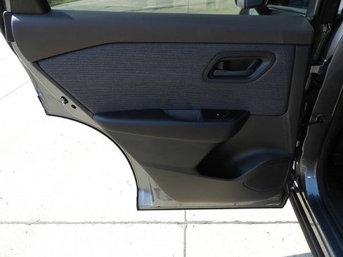 Used 2023 Nissan Rogue S AWD/4WD image 20