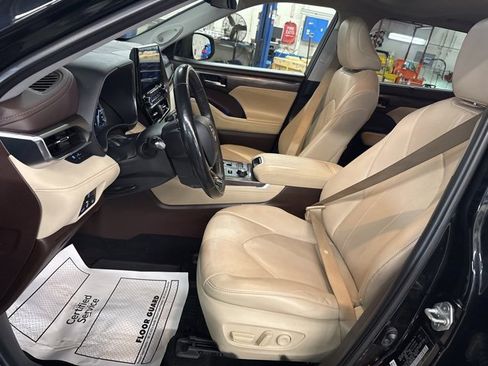 Used 2021 Toyota Highlander Limited image 11