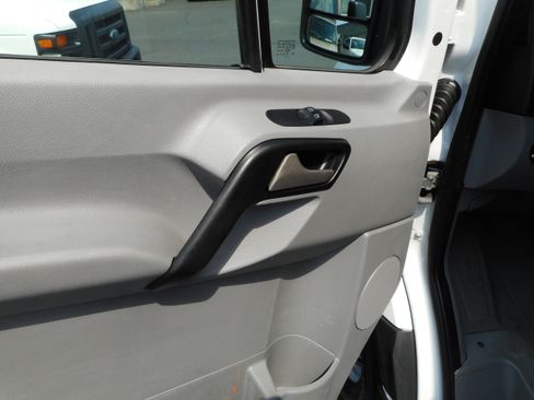 Used 2014 Freightliner Sprinter 2500 RWD image 13