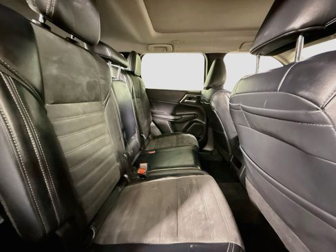 Used 2023 Mitsubishi Outlander SE AWD/4WD image 27