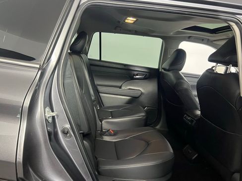 Used 2024 Toyota Highlander XLE image 27