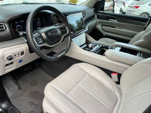 Used 2023 Jeep Wagoneer L Series III w/ Premium Group I image 10