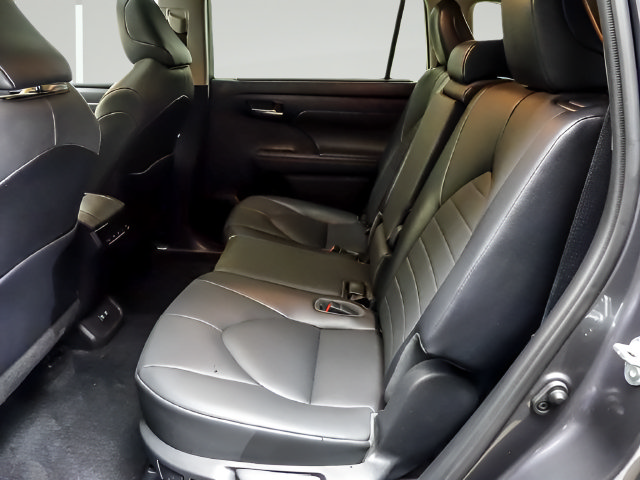 Used 2021 Toyota Highlander XLE AWD/4WD image 11