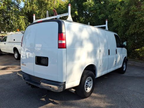 Used 2018 Chevrolet Express 2500 w/ Driver Convenience Package RWD image 3