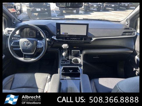 Used 2025 Toyota Sienna XLE Woodland Edition image 23