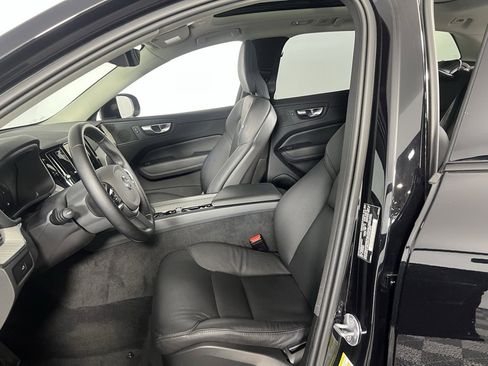 Used 2025 Volvo XC60 B5 Plus image 21