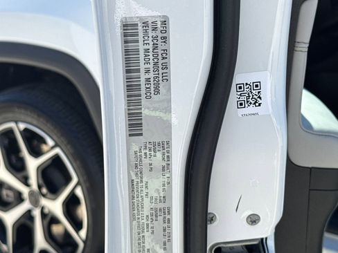 Used 2025 Jeep Compass Limited image 23