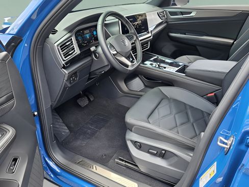 Used 2025 Volkswagen Atlas Cross Sport SE FWD image 12