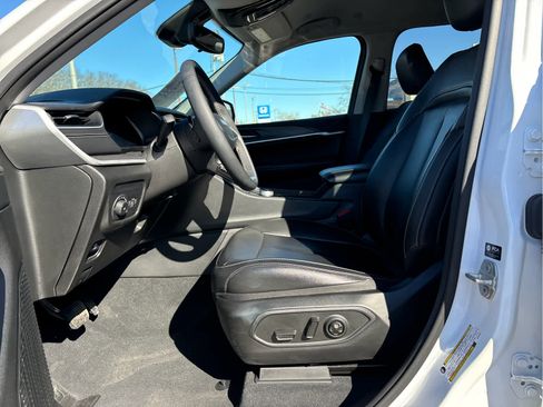 Used 2023 Jeep Grand Cherokee Limited image 8