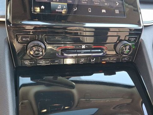 Used 2023 Jeep Grand Cherokee Laredo AWD/4WD image 16