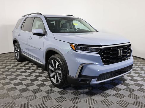 Used 2024 Honda Pilot Touring image 3