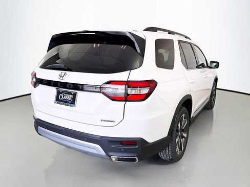 New 2025 Honda Pilot Touring image 7