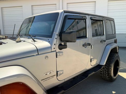 Used 2018 Jeep Wrangler Unlimited Sahara AWD/4WD image 15
