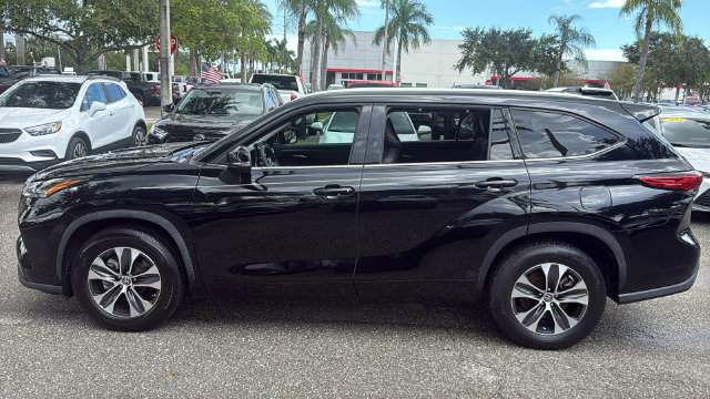 Used 2022 Toyota Highlander XLE FWD image 4
