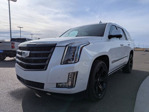 Used 2020 Cadillac Escalade Premium Luxury image 7
