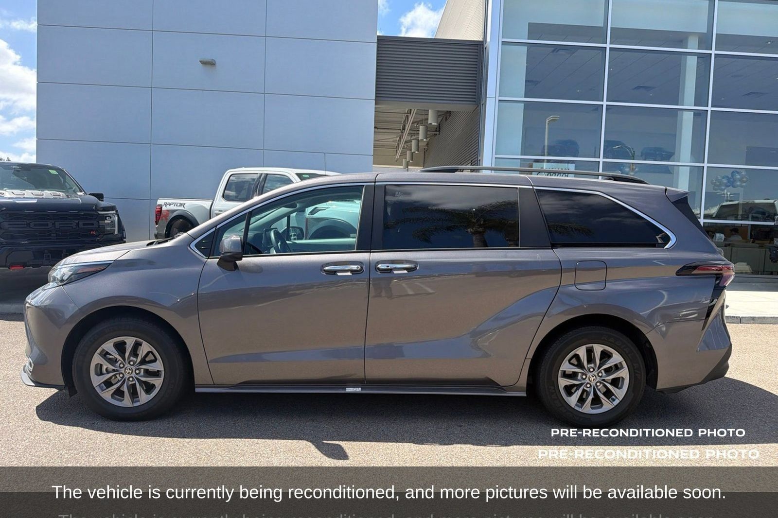 Used 2024 Toyota Sienna XLE FWD image 9