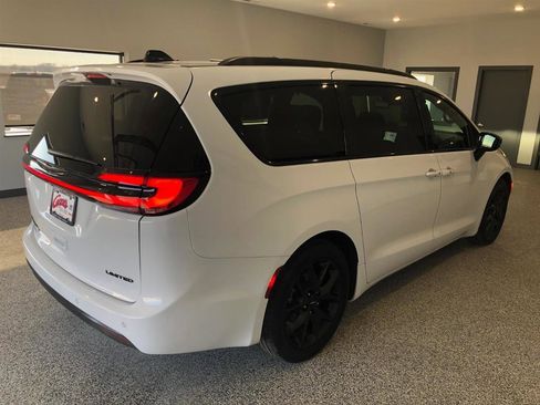 Used 2025 Chrysler Pacifica Limited image 3