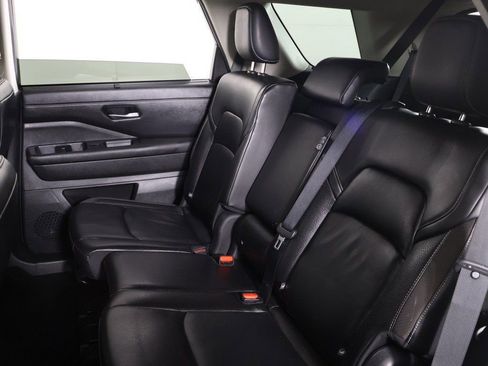 Used 2023 Nissan Pathfinder SL image 32