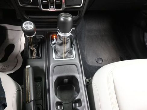 Used 2023 Jeep Wrangler Unlimited Sahara AWD/4WD image 7
