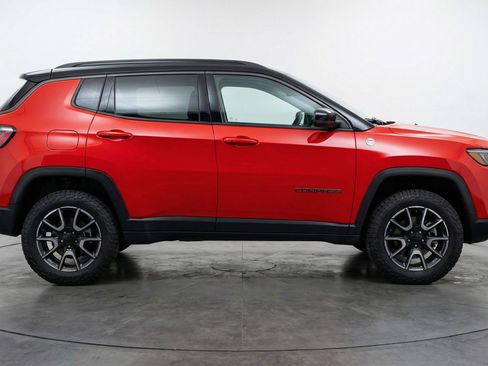 Used 2025 Jeep Compass Trailhawk AWD/4WD image 11
