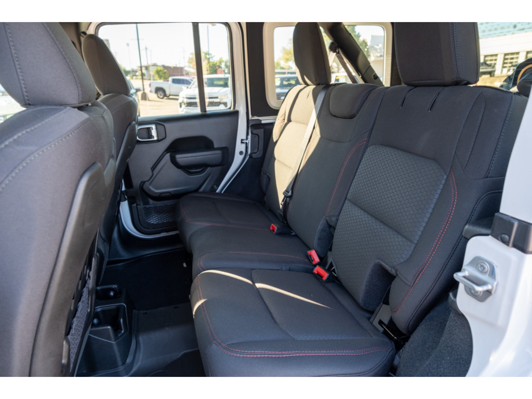 Used 2022 Jeep Wrangler Unlimited Rubicon w/ Xtreme Recon 35" Tire Package AWD/4WD image 13