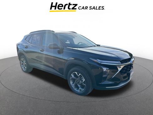 Used 2025 Chevrolet Trax LT image 1