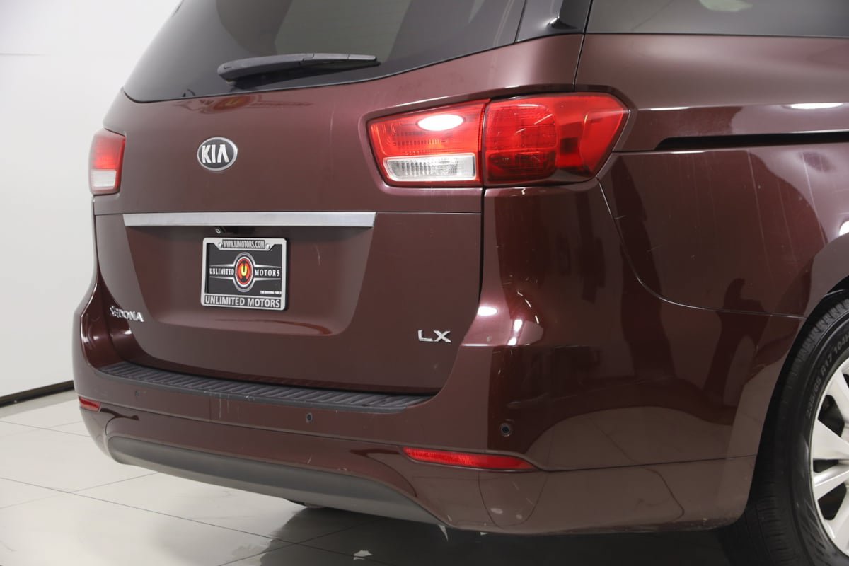 Used 2017 Kia Sedona LX w/ LX Essentials Premium Package FWD image 34