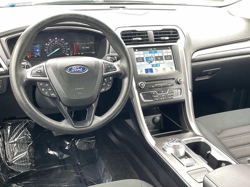 Used 2018 Ford Fusion SE w/ Fusion SE Technology Package FWD image 6