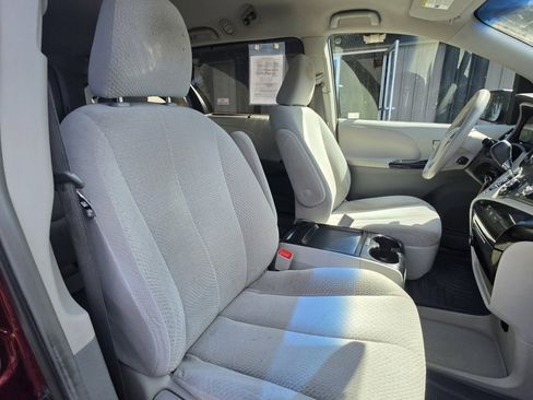 Used 2011 Toyota Sienna LE FWD image 13