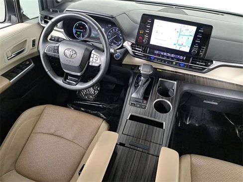 Used 2022 Toyota Sienna Limited image 14