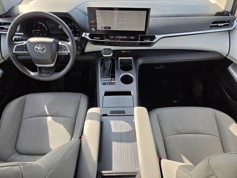 Used 2026 Toyota Sienna XLE FWD image 13