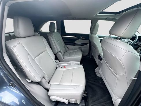 Used 2019 Toyota Highlander XLE AWD/4WD image 28