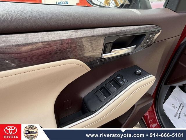 Used 2021 Toyota Highlander Platinum AWD/4WD image 11