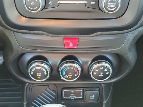 Used 2017 Jeep Renegade Latitude FWD image 17