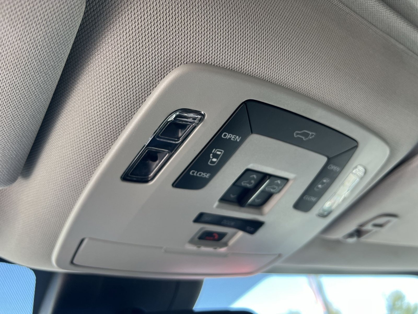 Used 2025 Toyota Sienna XLE FWD image 35