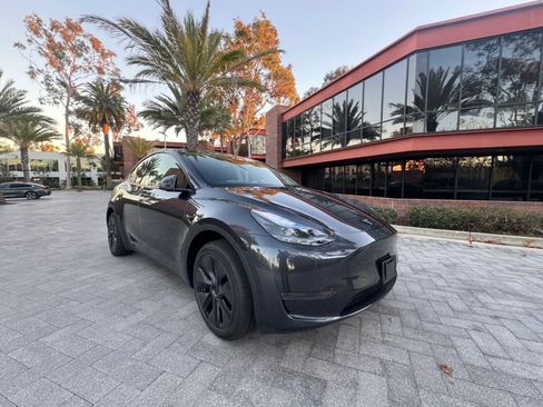 Used 2024 Tesla Model Y Long Range RWD image 3