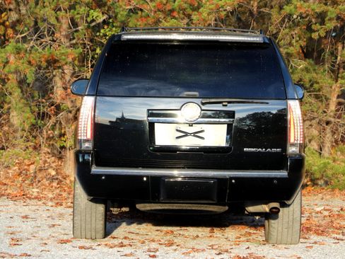 Used 2014 Cadillac Escalade ESV Premium image 4