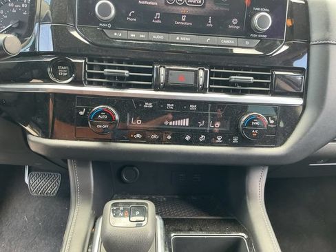 Used 2025 Nissan Pathfinder SV AWD/4WD image 16