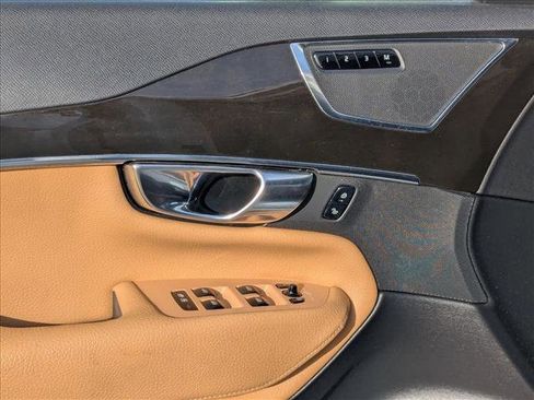 Used 2018 Volvo XC90 T6 Momentum w/ Convenience Package image 7