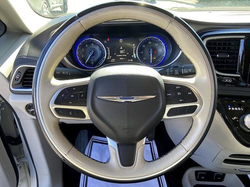 Used 2018 Chrysler Pacifica Limited image 13