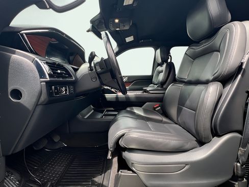 Used 2023 Lincoln Navigator 4WD image 19