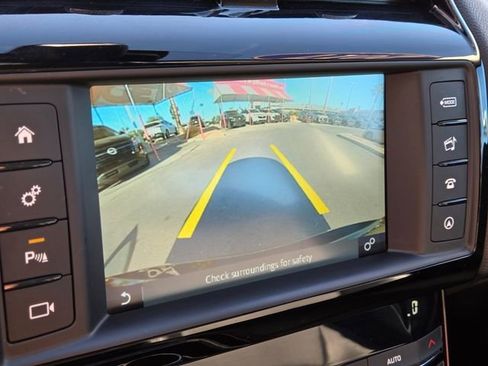 Used 2017 Jaguar XE Premium image 29