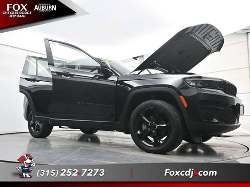 Used 2023 Jeep Grand Cherokee Altitude AWD/4WD image 32