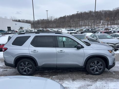 Certified 2025 Honda Pilot Sport image 6