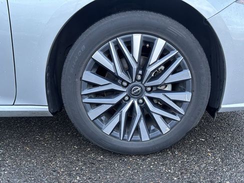 Used 2024 Nissan Altima 2.5 SV w/ SV Premium Package image 9