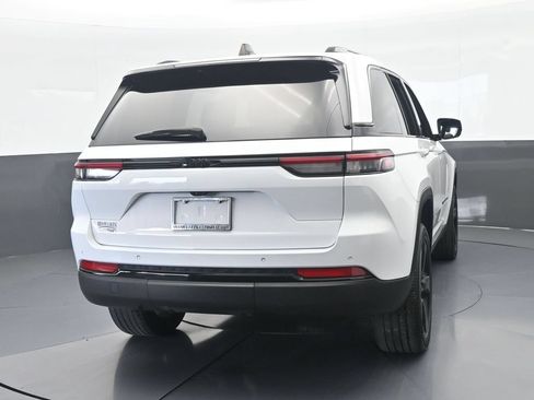 Used 2024 Jeep Grand Cherokee Altitude RWD image 5